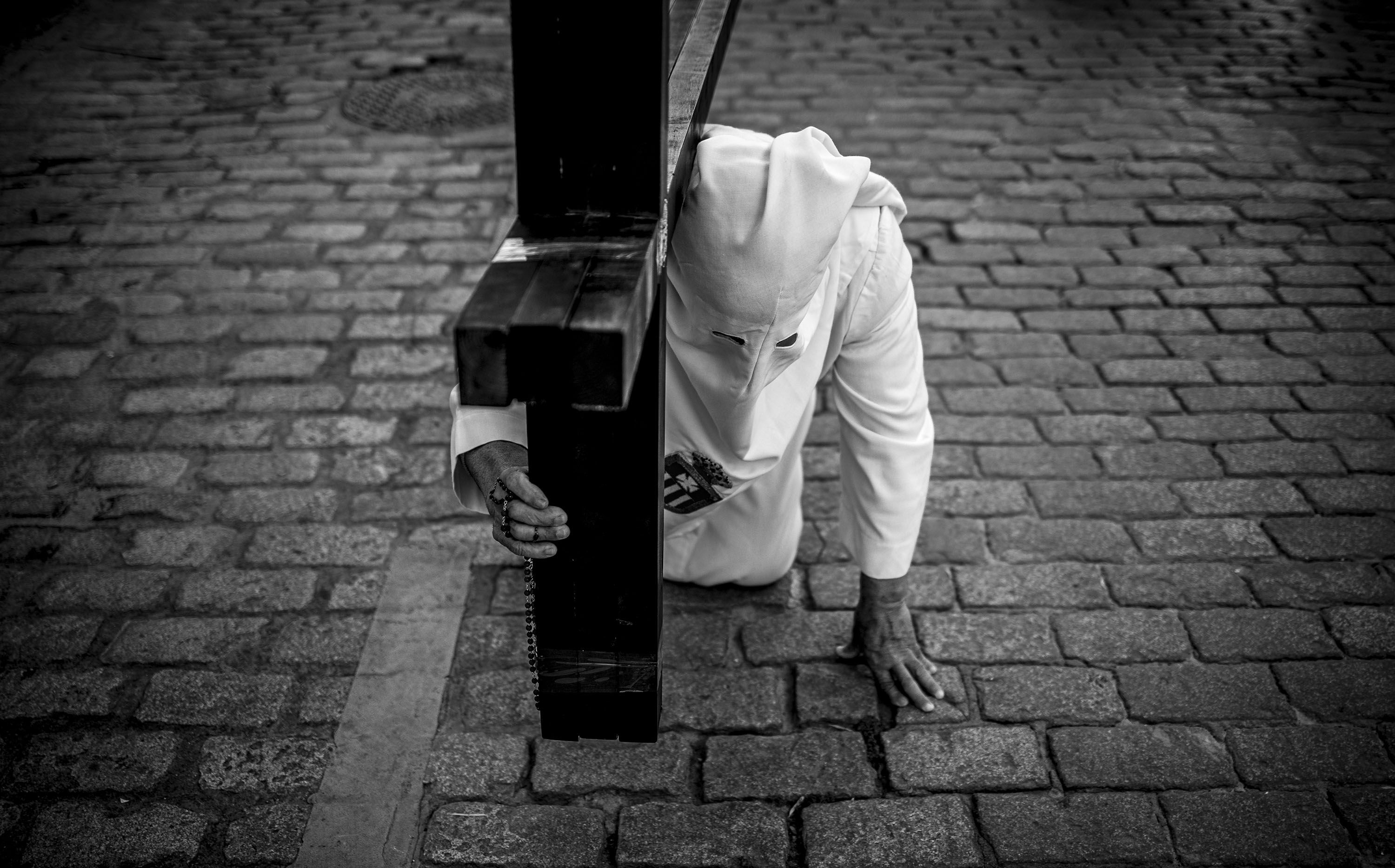 Penitencia; un Nazareno de rodillas sujetando una cruz.   ESTEBAN