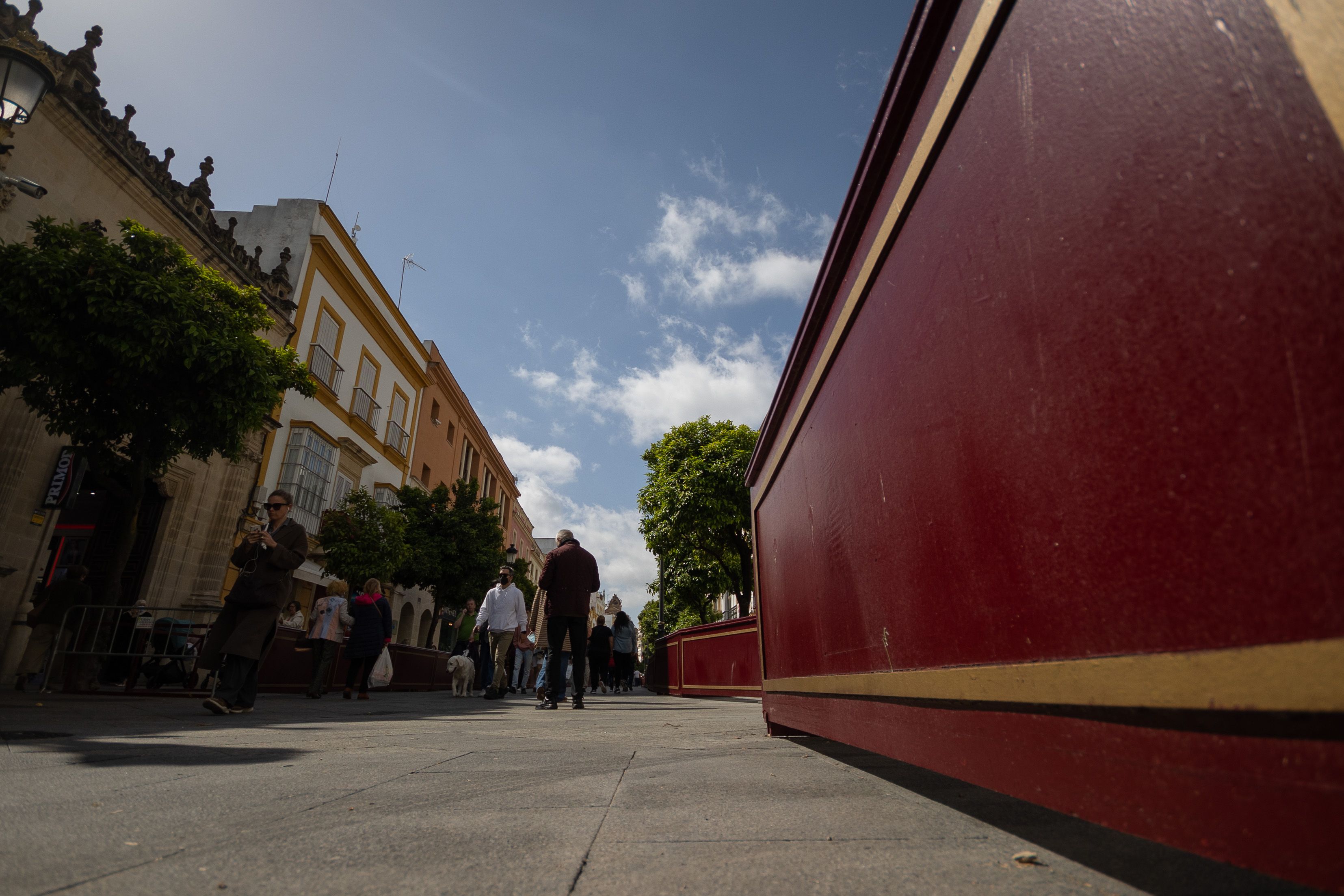 El IVA condiciona el reparto a las cofradías: 4.000 euros, el más exiguo que se recuerda. En la imagen, palcos situados en la calle Larga.