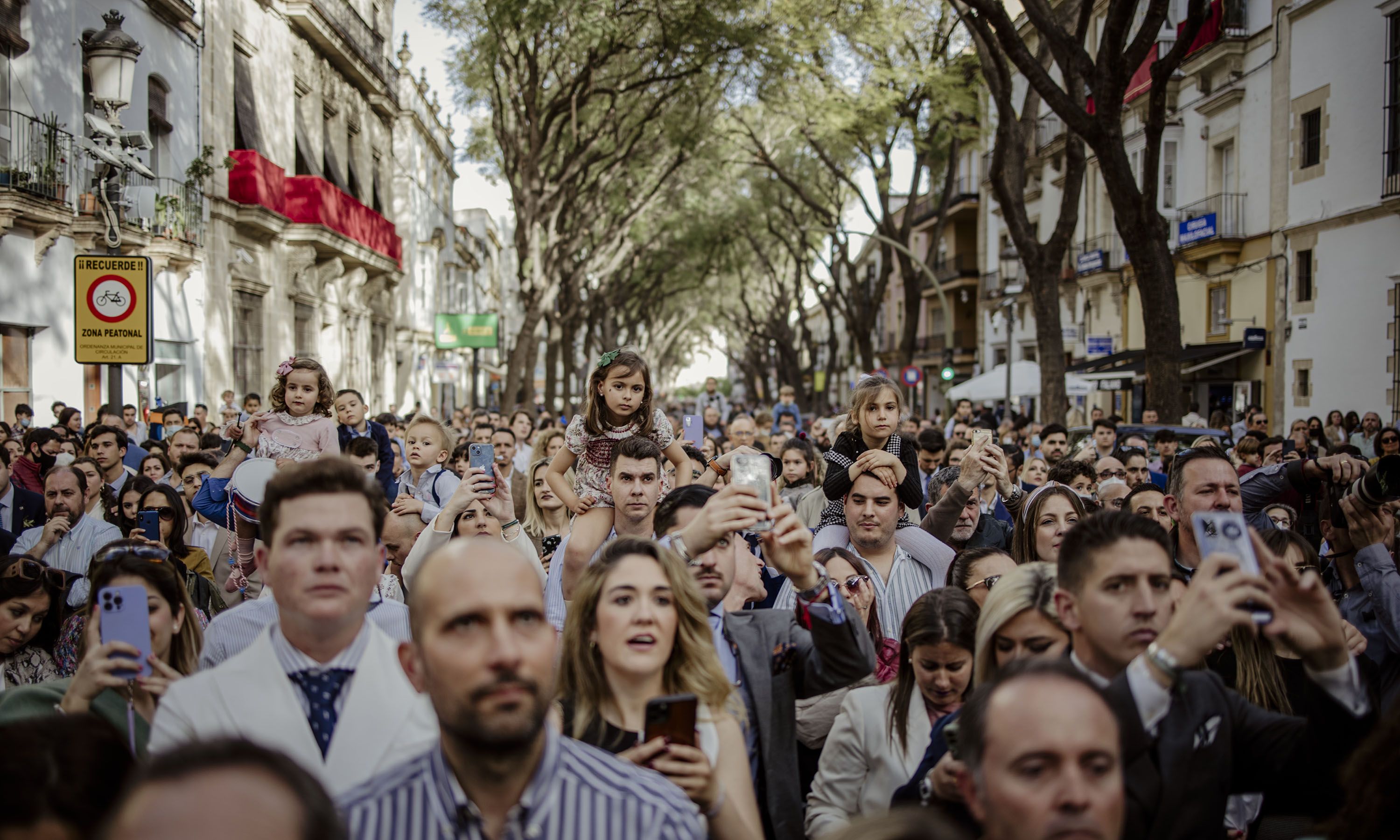 Gente reunida en el centro urbano de Jerez, en una imagen de archivo.