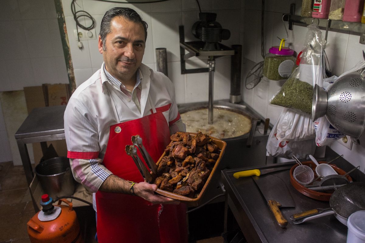 El chicharrón de Pablo: una herencia familiar cocinada con paciencia día tras día