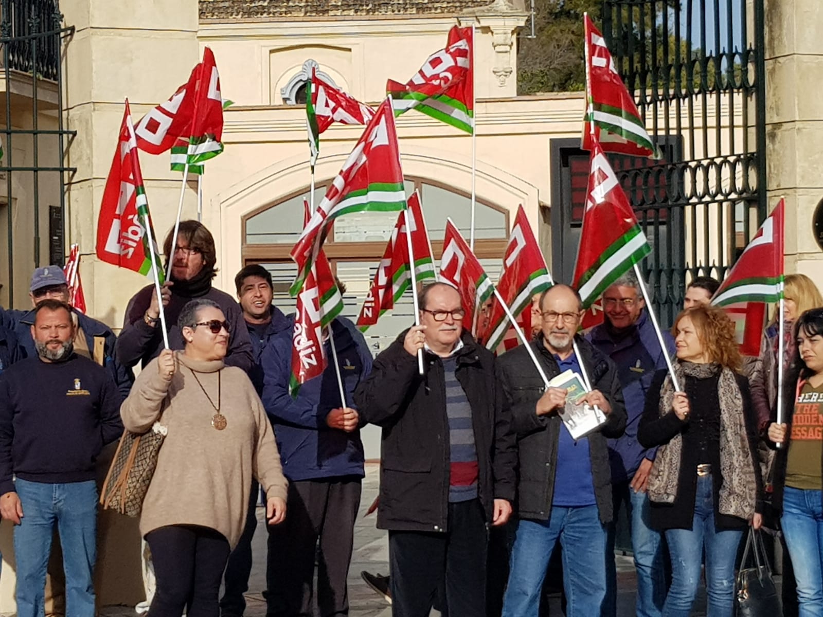 Protestas a las puertas de la Real Escuela. FOTO: CCOO