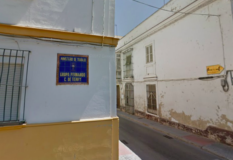 Escudo falangista de la calle Cielos, en El Puerto, que han retirado. 