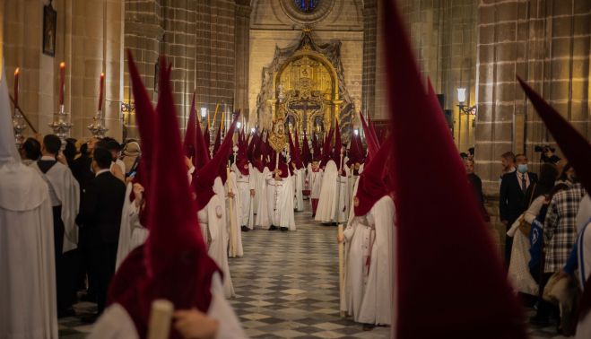 Nazarenos de Fátima, pasados por agua, formados en la Catedral.   MANU GARCÍA