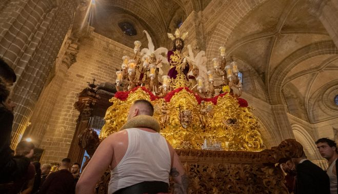 El paso del Señor de La Paz, ayer, ya en la Catedral.    MANU GARCÍA