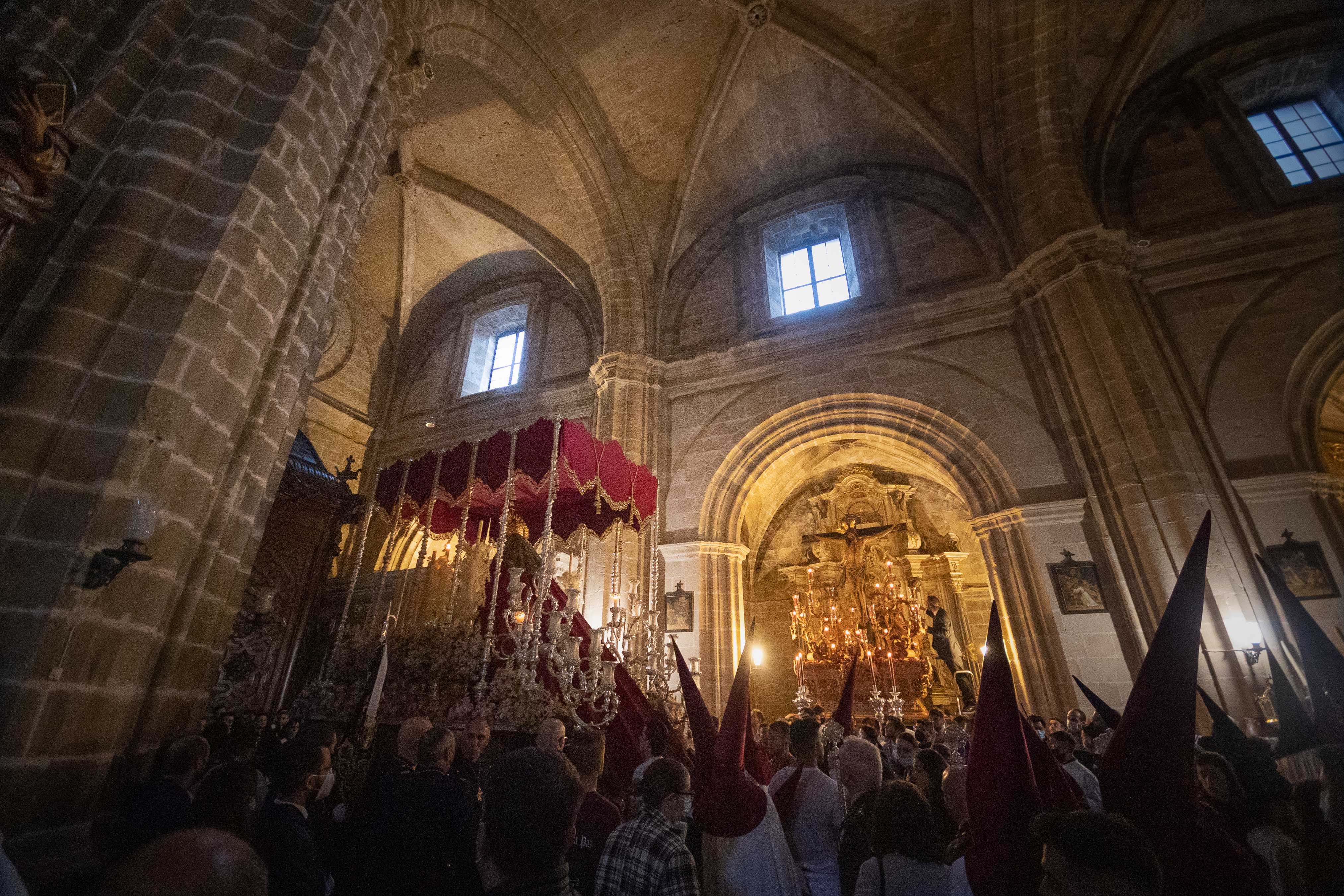 El palio del Refugio dentro de la Catedral, el Lunes Santo, con el Cristo de la Sed ya situado en una capilla a la espera de volver el domingo.