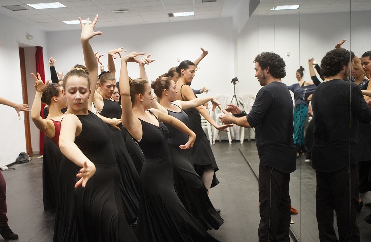 Andrés Peña, en plena 'masterclass' del Concurso Internacional de Baile Flamenco Puro, en el Palacio Villapanés de Jerez. Hay gala de finalistas el 23 de febrero en La Compañía. FOTO: JUAN CARLOS TORO