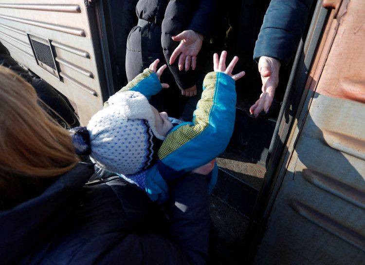 Refugiados ucranianos, huyendo de la guerra.