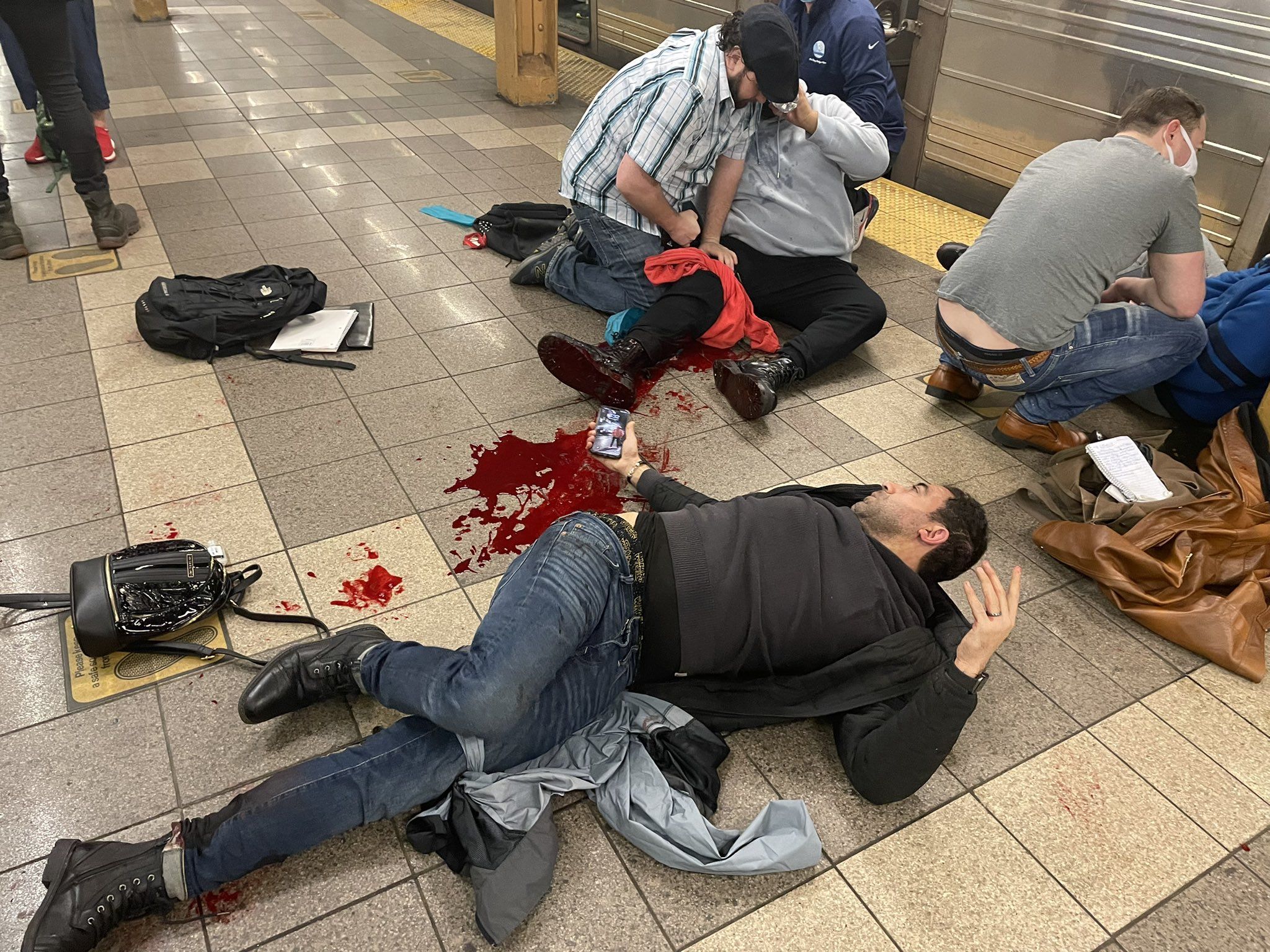 Un hombre con una máscara gas dispara a los pasajeros del metro de Brooklyn y deja varios heridos  @DEREKCFRENCH