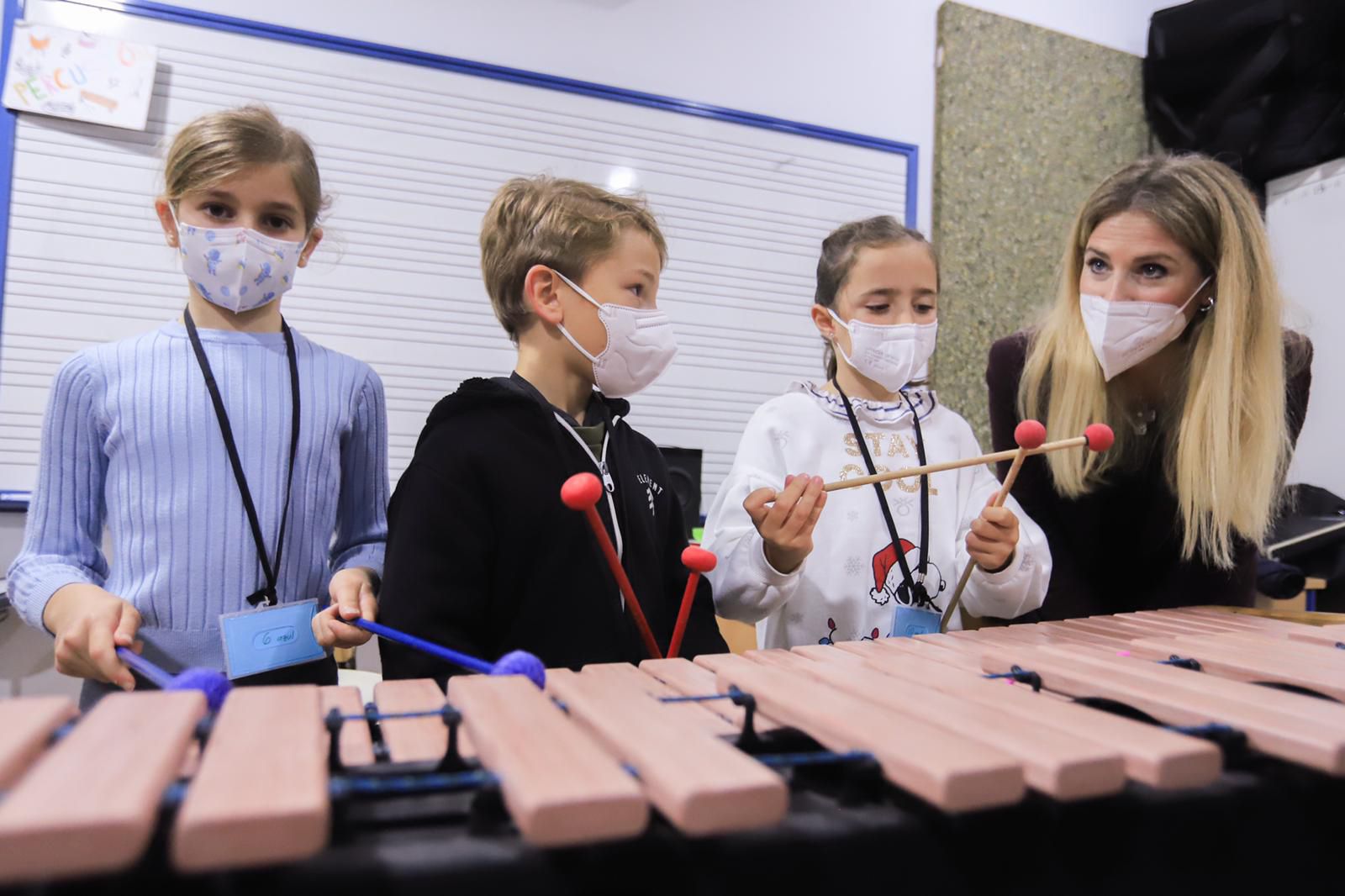 Niños y niñas aprenden música gracias a la Fundación Barenboim-Said, que ofrece estos cursos en Jerez.
