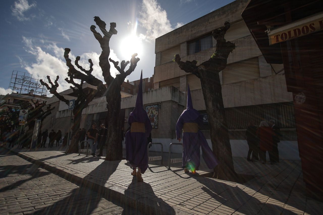 Los Judíos se suma a las hermandades que deciden salir. Nazarenos de La Defensión, en el entorno de Capuchinos, en Jerez, este Martes Santo.