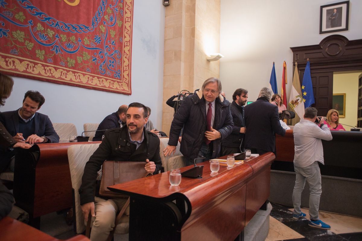 Díaz y Camas, en el pleno de febrero celebrado este pasado jueves en el Ayuntamiento. FOTO: MANU GARCÍA