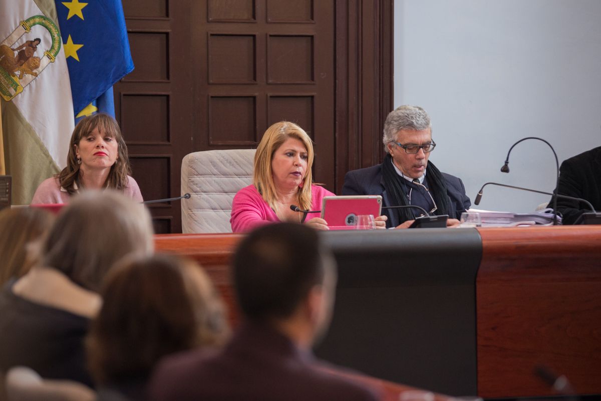 Laura Álvarez, responsable de Recursos, y la alcaldesa, Mamen Sánchez, en un pleno reciente. FOTO: MANU GARCÍA