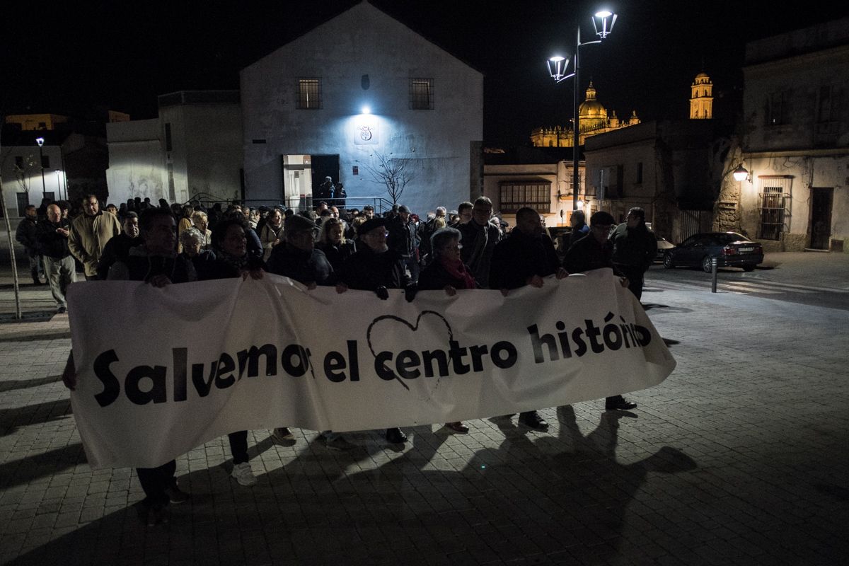 Un momento de la manifestación por el centro histórico de Jerez. FOTO: MANU GARCÍA.