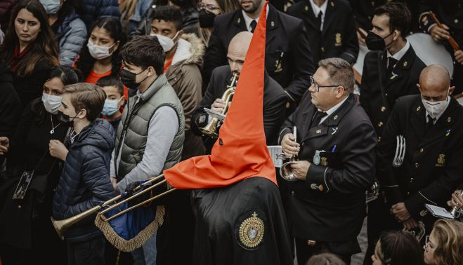 Una reliquia del paso, la trompeta saetera que sonó ayer ante Las Penas.  ESTEBAN