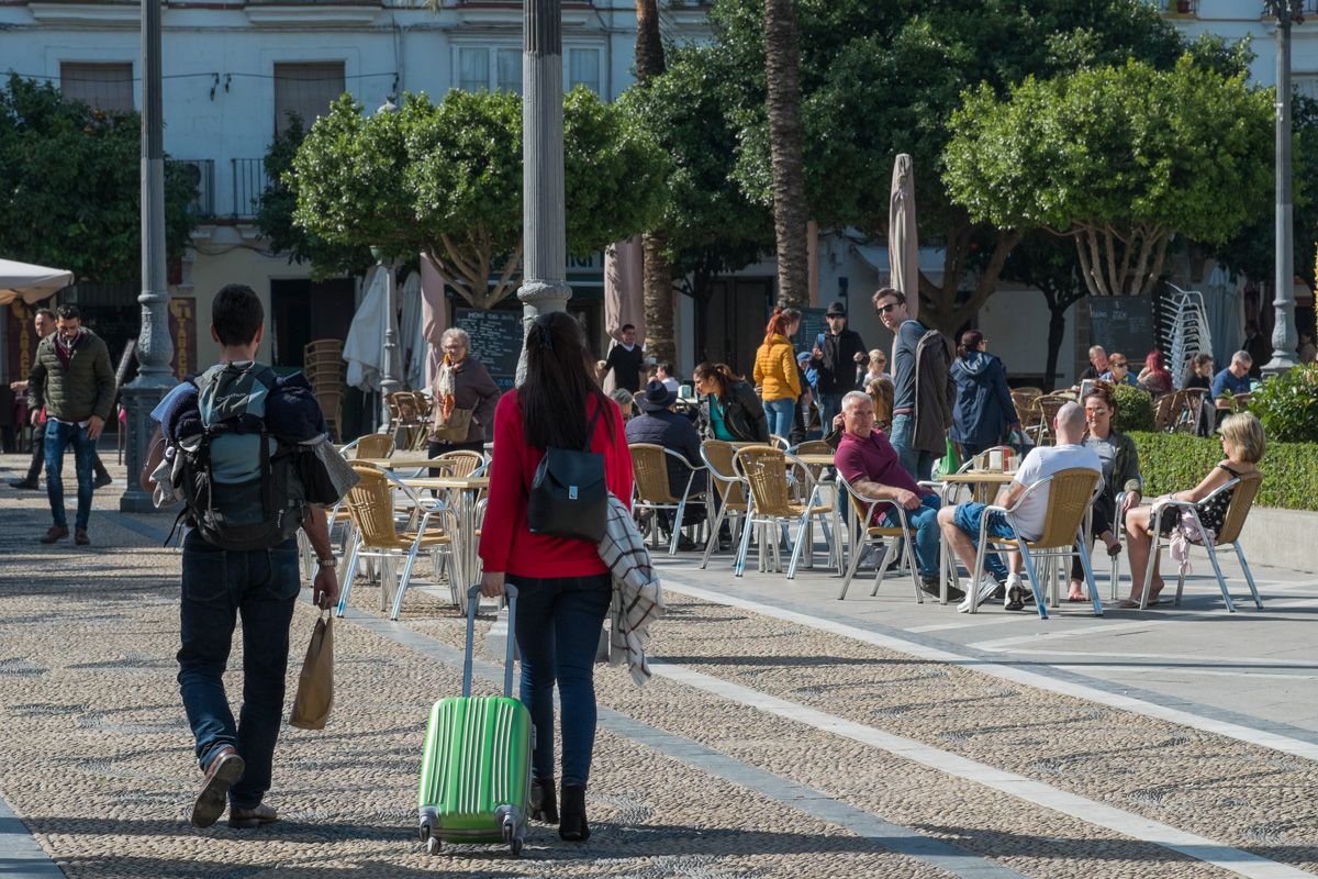 Imagen de archivo de unos turistas en la Plaza del Arenal de Jerez.