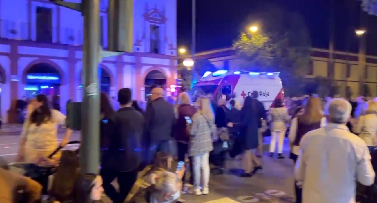 La ambulancia, a su paso entre el público.