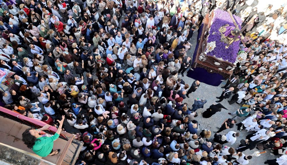 Un momento de la saeta que Coral de los Reyes cantó, este pasado Miércoles Santo, al Señor de Las Tres Caídas, ante una abarrotada plaza de San Lucas en Jerez.