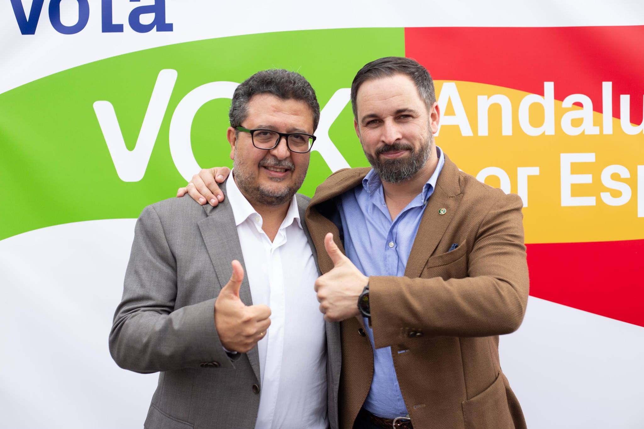 El presidente del grupo parlamentario de Vox, Francisco Serrano, junto al líder del partido de ultraderecha, Santiago Abascal. FOTO: VOX ESPAÑA. 