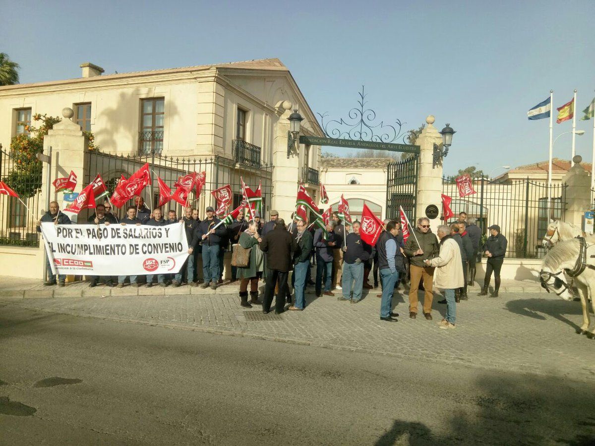 Protestas ante la sede de la Real Escuela, en días pasados. FOTO: PODEMOS JEREZ