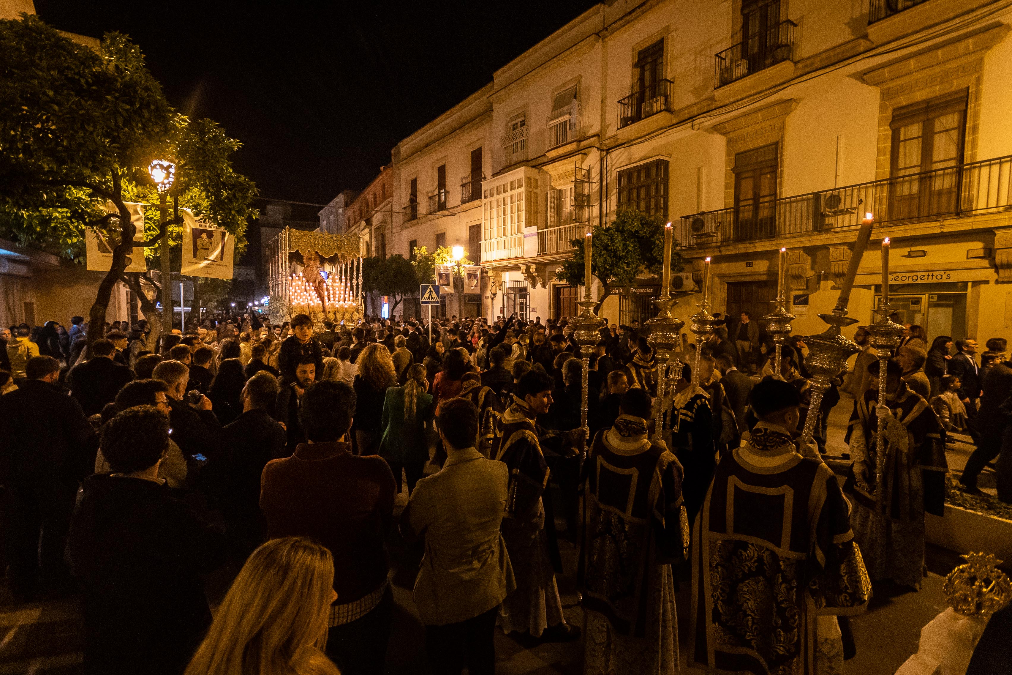 La Semana Santa en Cádiz ha estado abarrotada de turistas. En la imagen, Miércoles Santo en Jerez.
