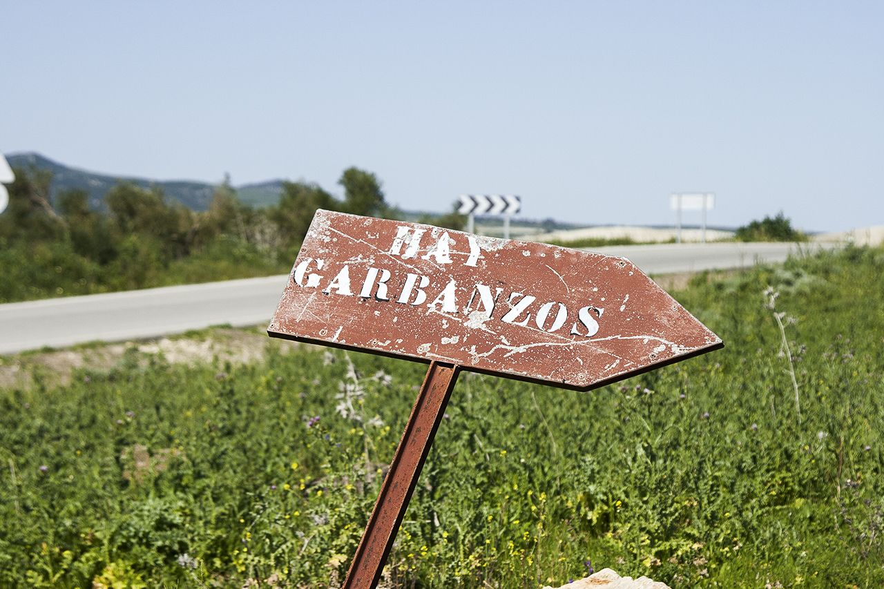 Uno de los carteles que indica la venta de garbanzos en la campiña jerezana. Foto: En torno a Jerez.