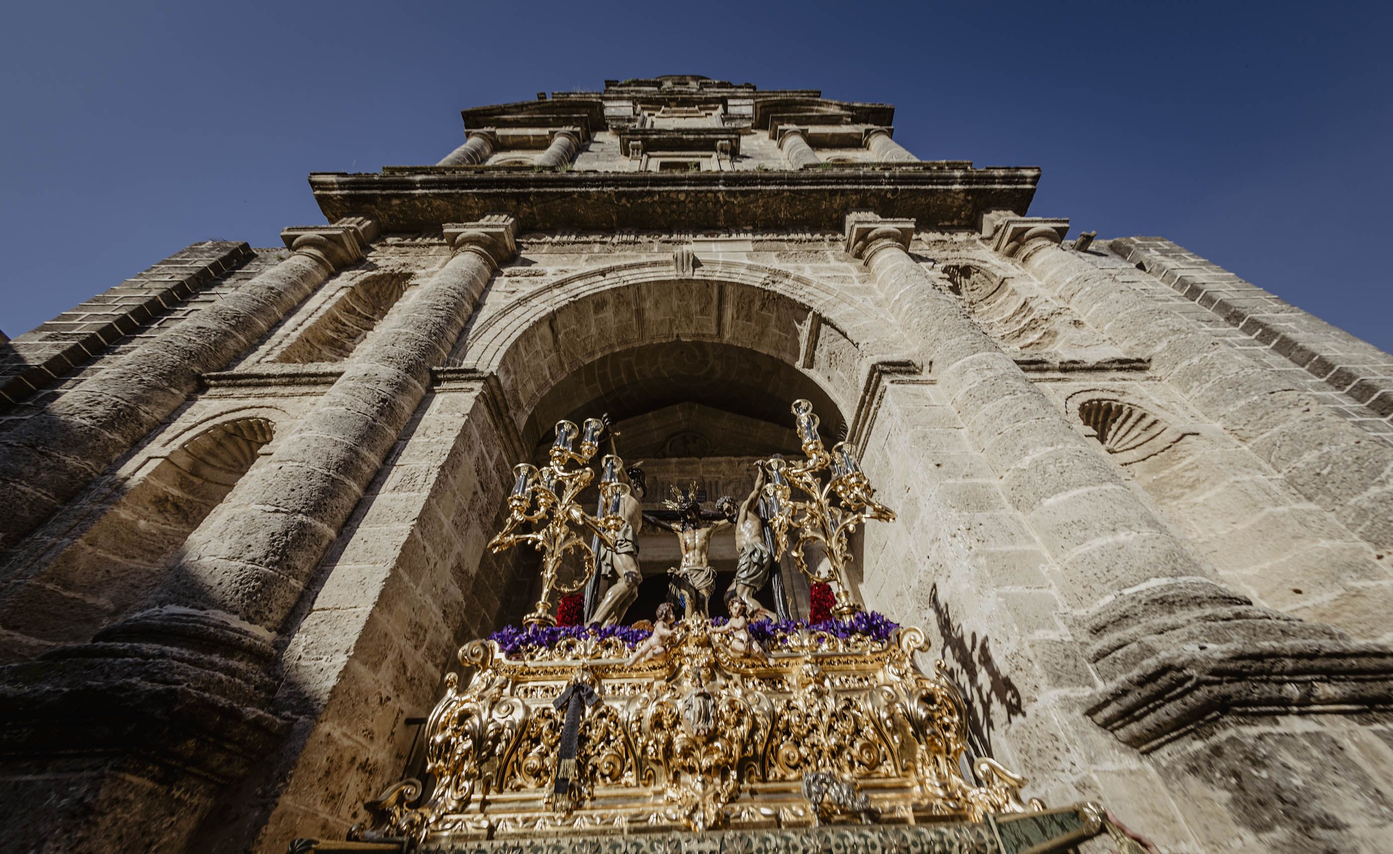 Piden un cabildo para eliminar la banda tras el misterio de la Vera Cruz. En la imagen, el paso del Cristo de la Esperanza saliendo de San Juan de los Caballeros.