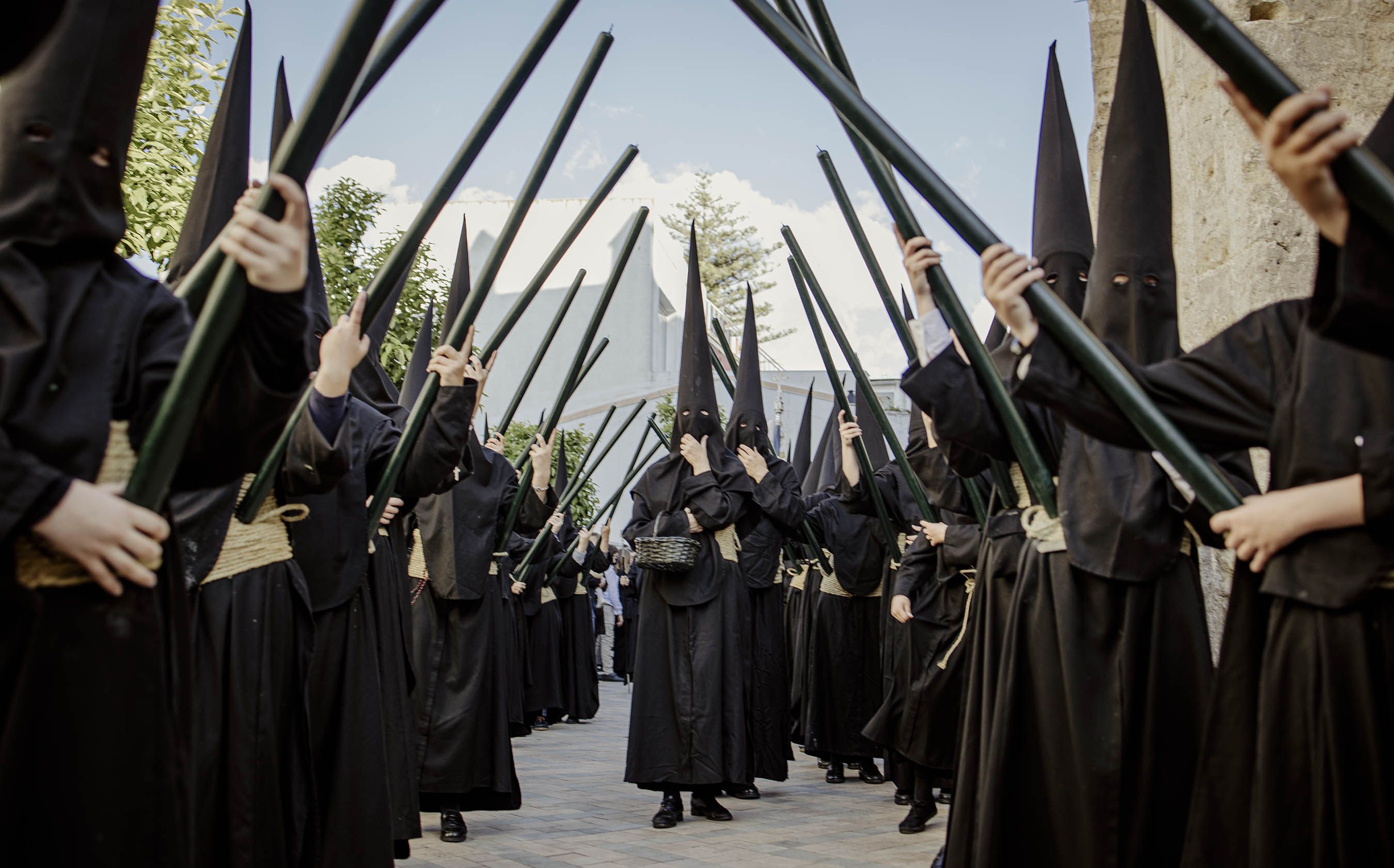 Cortejo de nazarenos de La Vera Cruz, una de las que más han bajado, el pasado Jueves Santo.