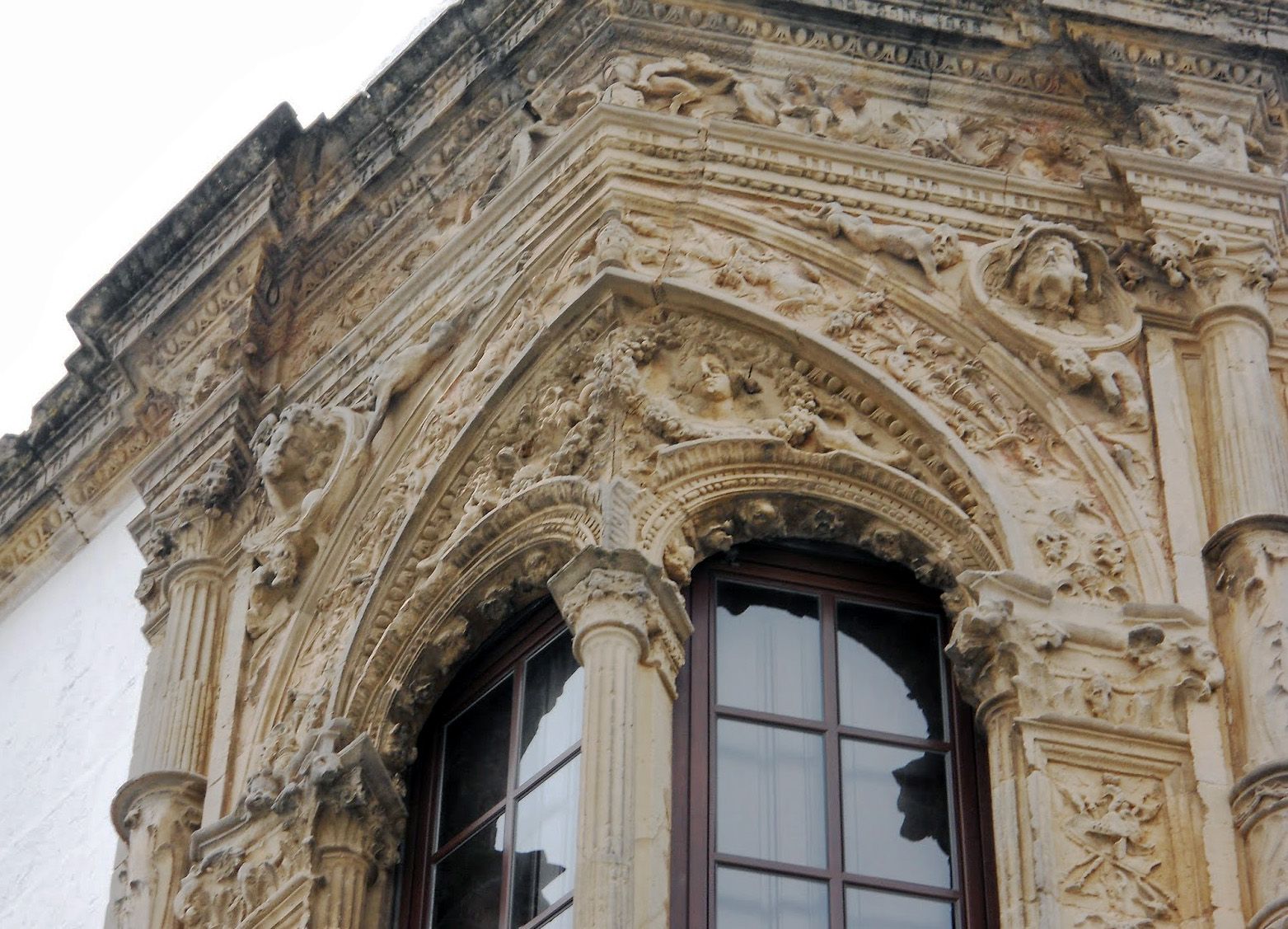 La emblemática 'ventana esquinada' del Palacio Ponce de León en Jerez.