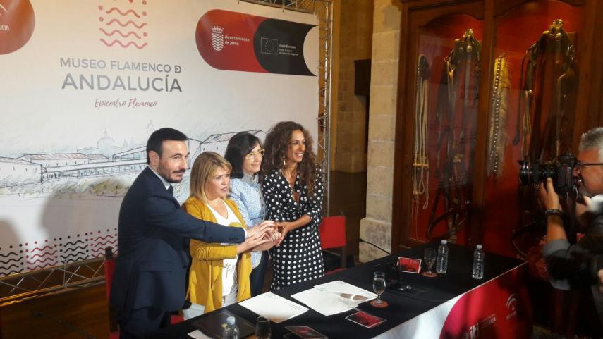 El delegado del Gobierno en Cádiz, Fernando López, la alcaldesa de Jerez, Mamen Sánchez, la consejera de Cultura, Rosa Aguilar, y la cantante Rosario, tras la firma del protocolo del Museo del Flamenco de Andalucía.
