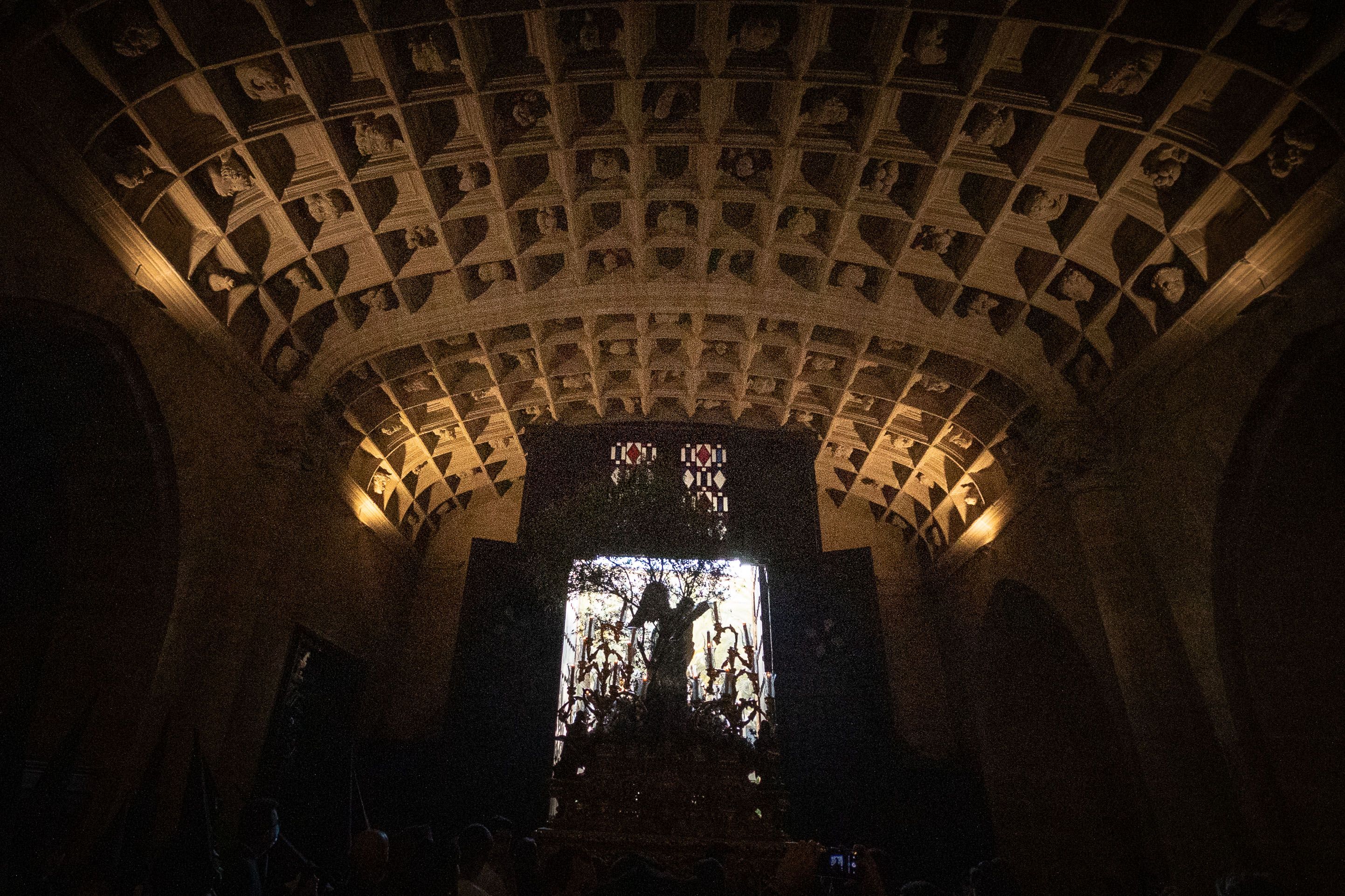 El misterio de la Oración en el Huerto saliendo de Santo Domingo en una imagen tomada desde el interior del templo. 