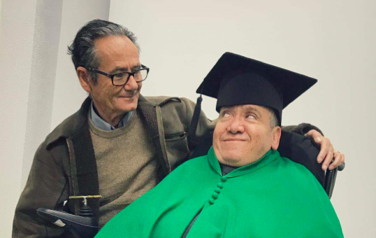 Juan junto a su hijo Juan José en el momento de la orla. 