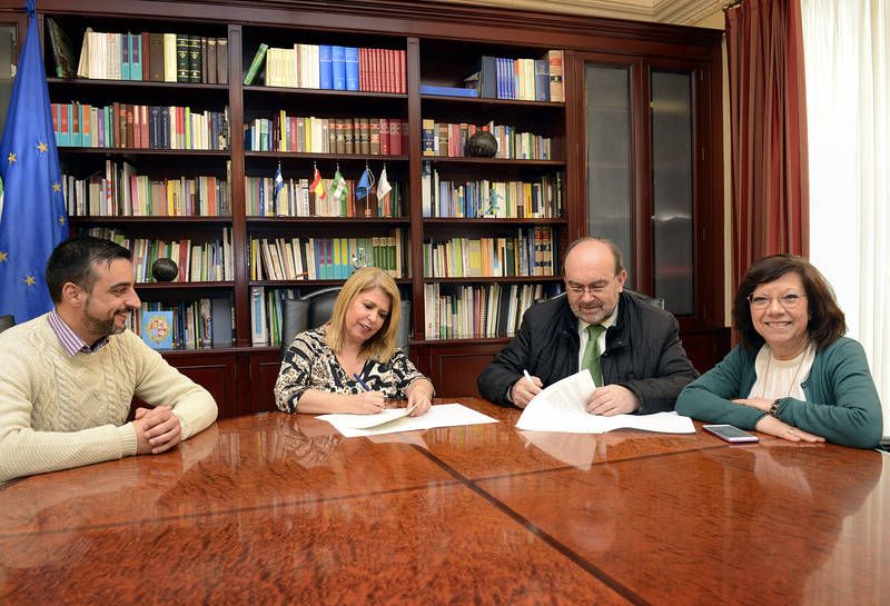 Un momento de la firma del acuerdo entre el Ayuntamiento y Aquajerez.