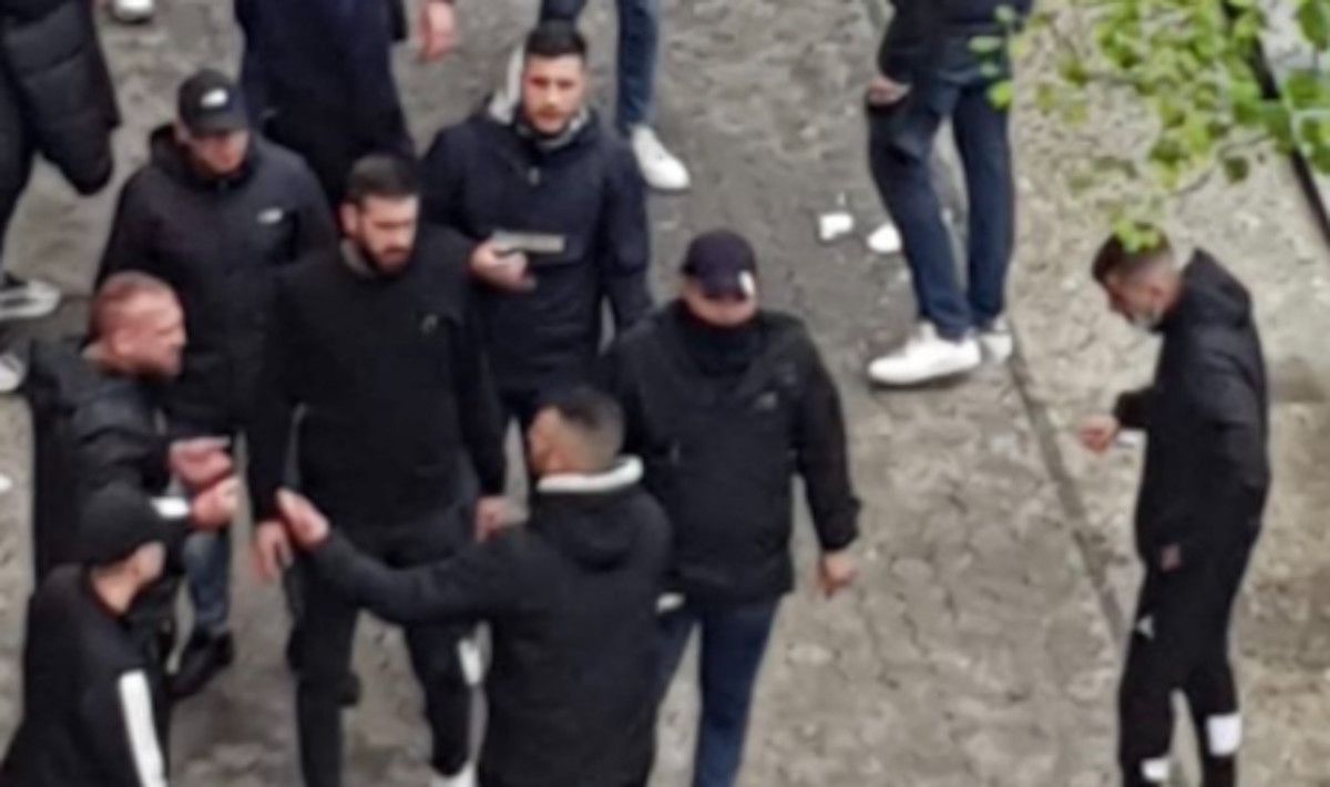 Un momento de las peleas entre los ultras del Betis y la Real Sociedad en el barrio de Amara de Donostia-San Sebastián. TWITTER