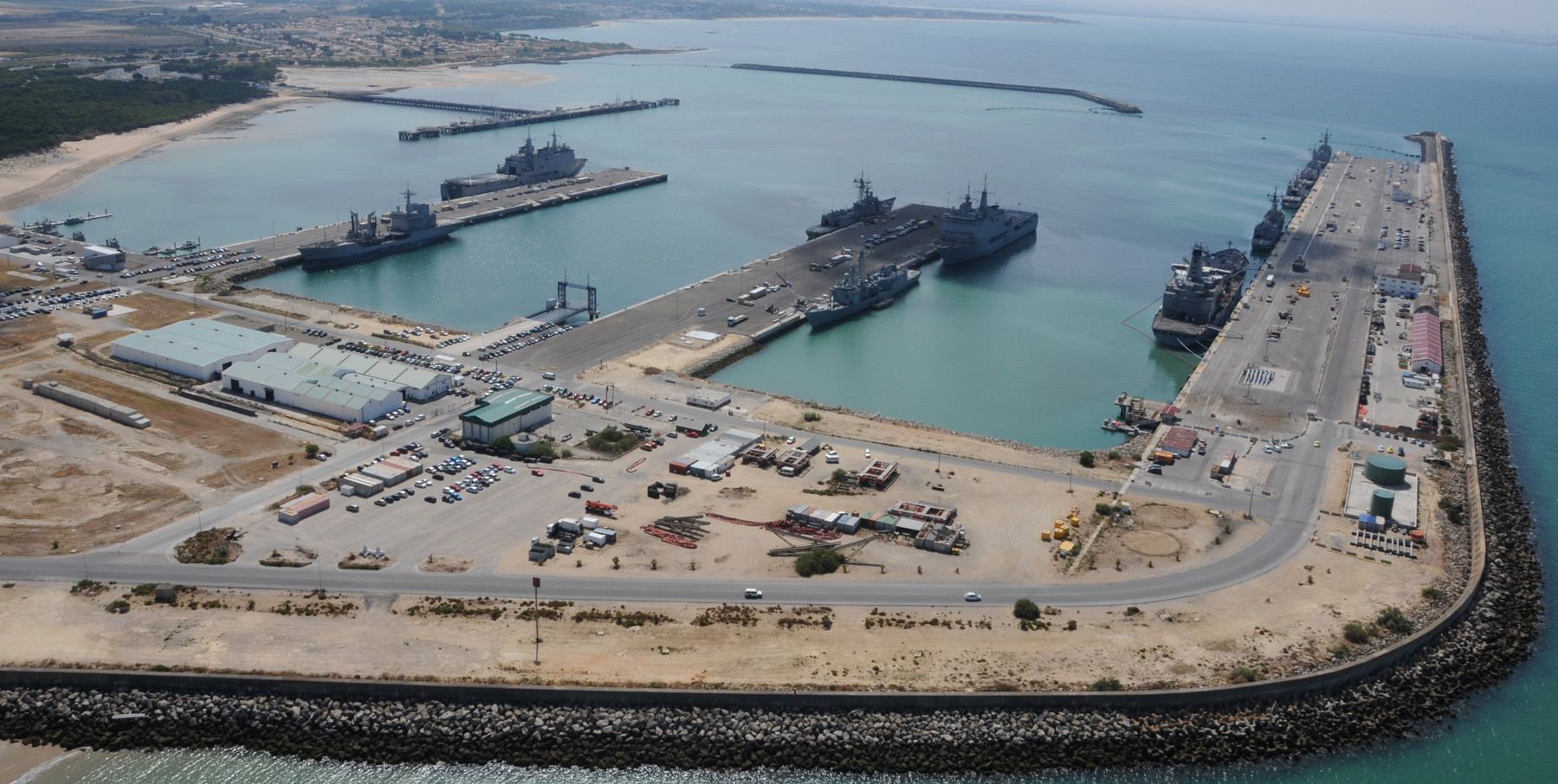 La Base Naval de Rota desde el aire, donde Unidas Podemos no quiere que se amplíe el número de destructores. Foto: comedyisthecure.com