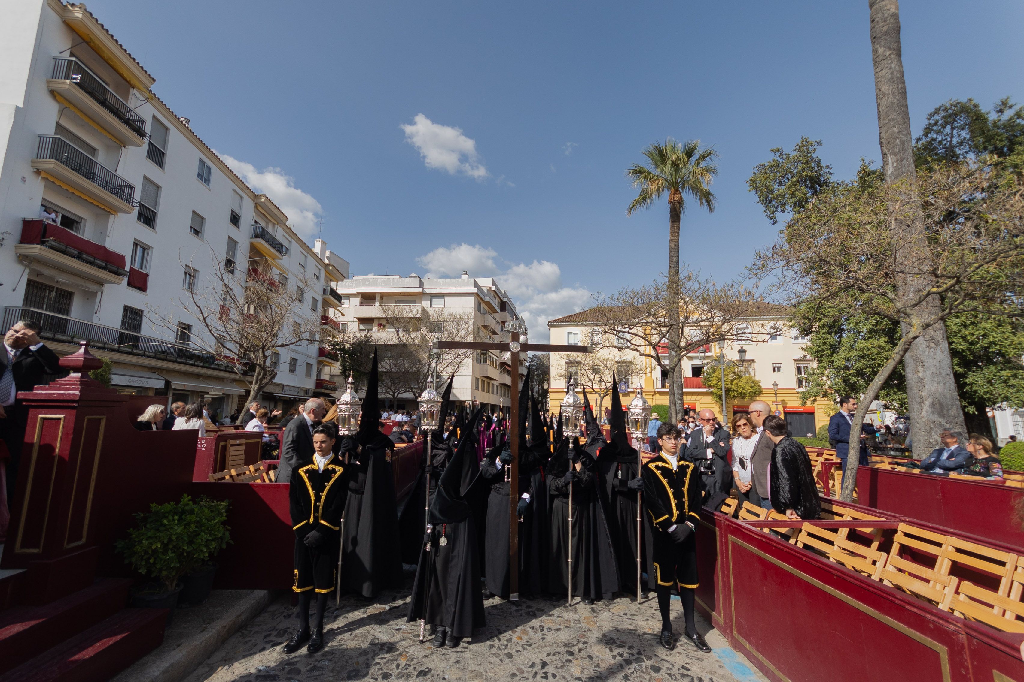 Imagen de la cruz de guía del Santo Entierro entrando en la Carrera Oficial.