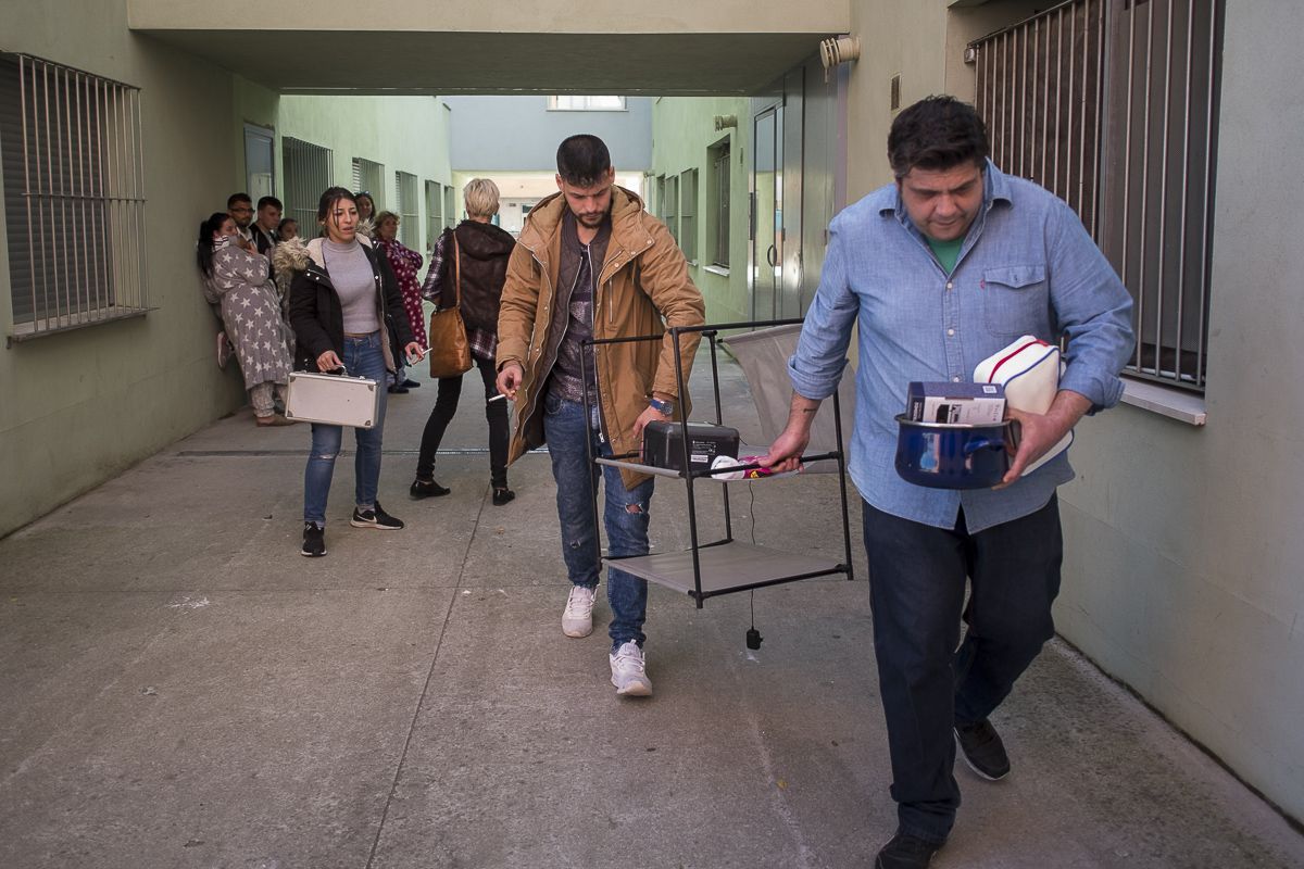 Tania y Francisco trasladando sus enseres fuera de la vivienda que okupaban en el Pago San José. FOTO: MANU GARCÍA. 