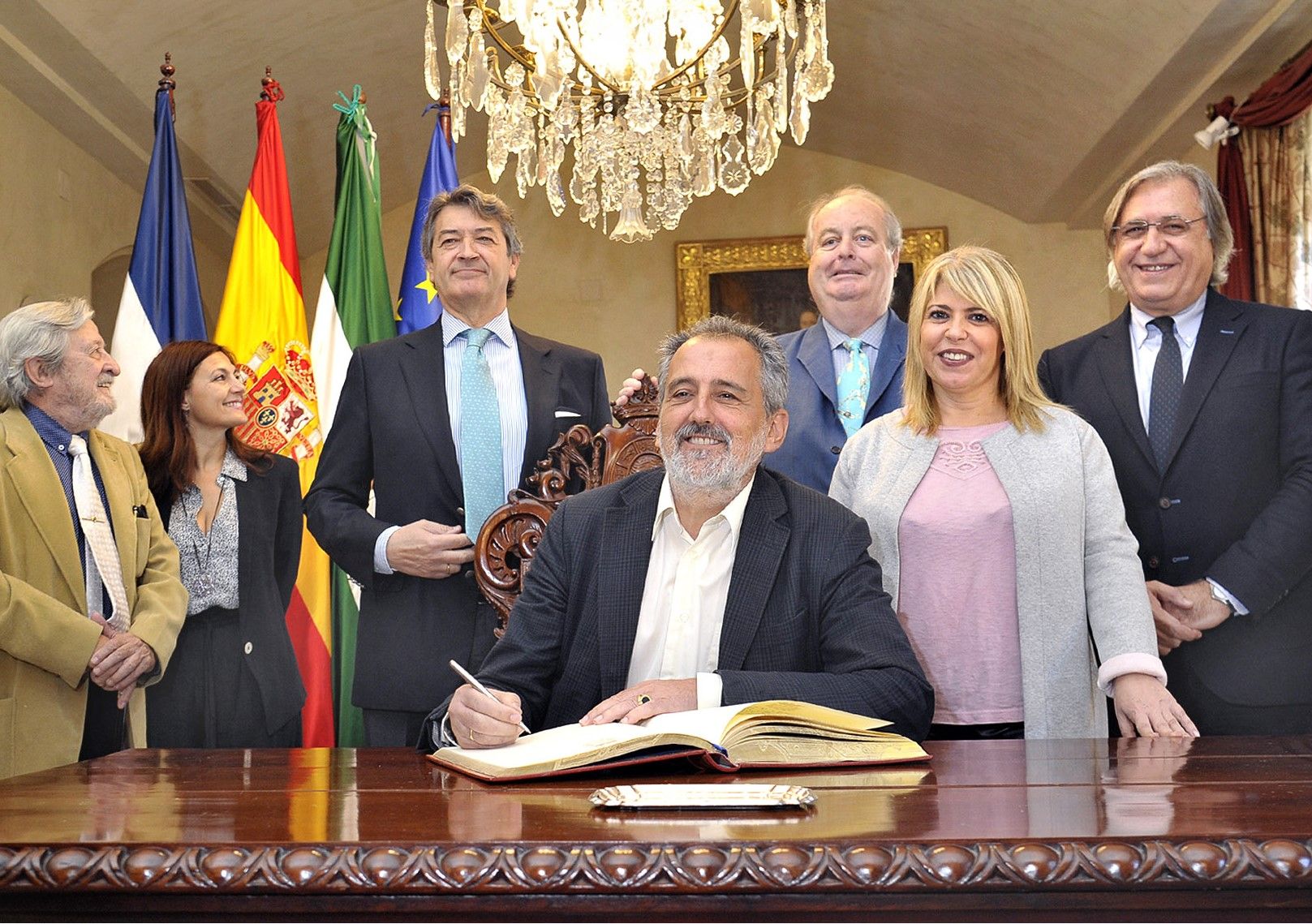 El presidente de Proyecto Hombre, Luis Bononato, junto a la alcaldesa de Jerez.  