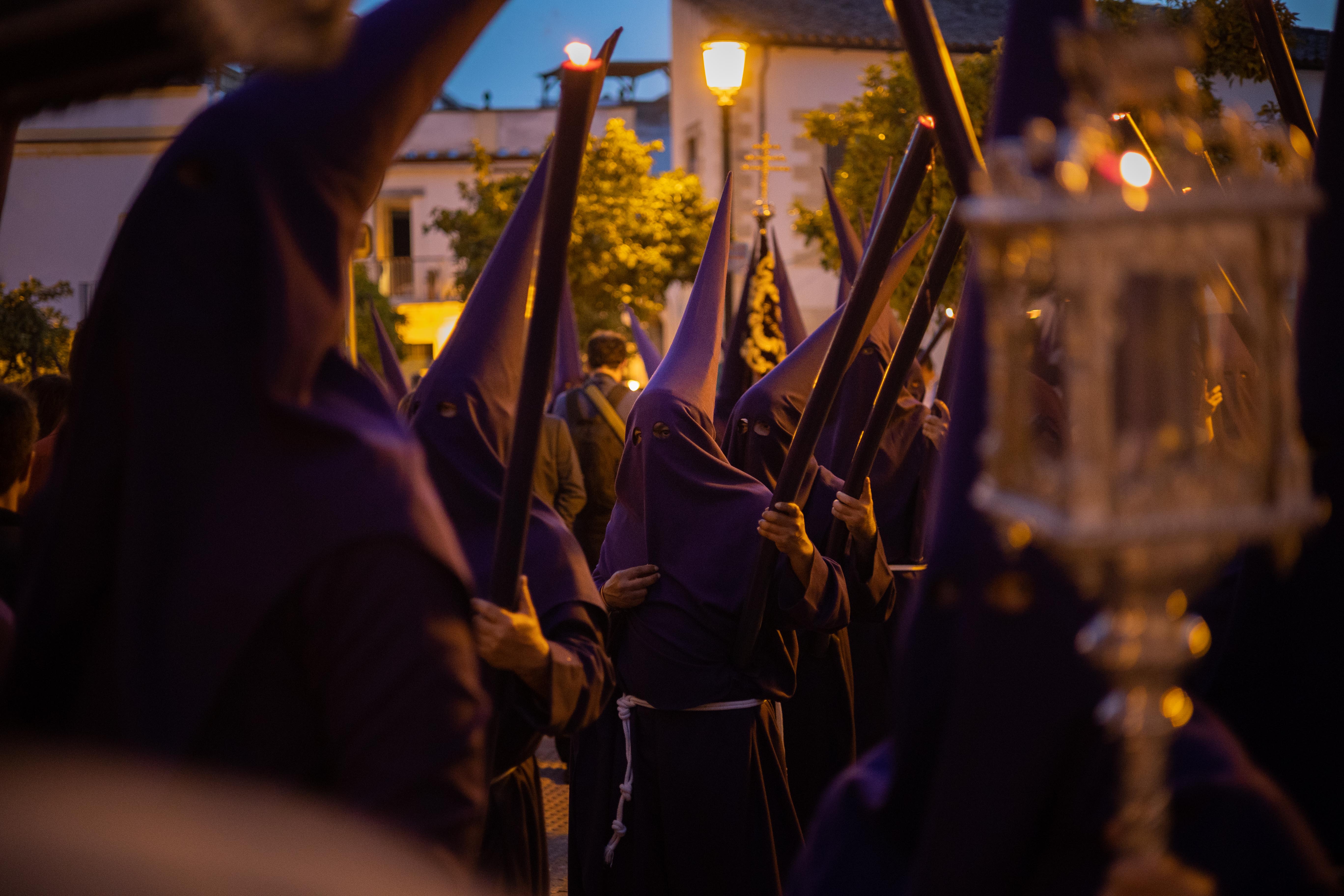 Nazarenos del Loreto con la cera alzada.  MANU GARCÍA