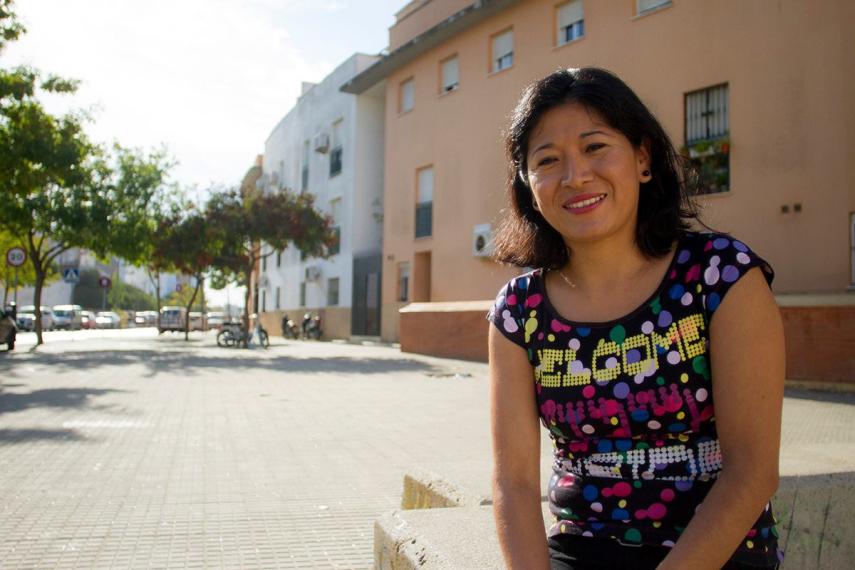 Ana Hérica, en las calles de Estancia Barrera donde trabaja por mejorar las condiciones de sus vecinos, especialmente de la infancia. FOTO: PABLO URIEL