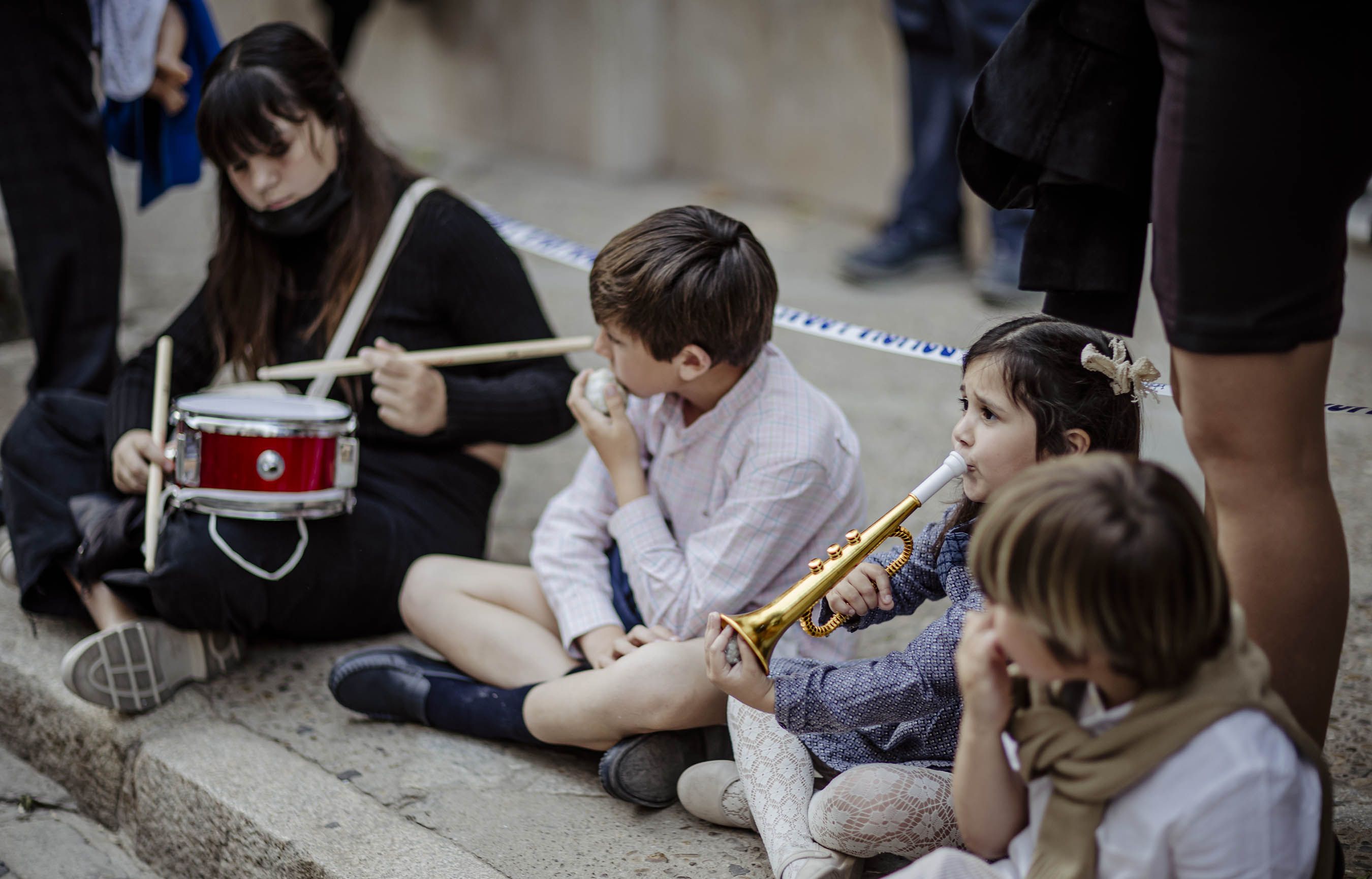 Niños con trompetas en la calle.