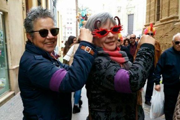 Dos mujeres con brazaletes morados. FOTO: ASAMBLEA FEMINISTA DE CÁDIZ. 