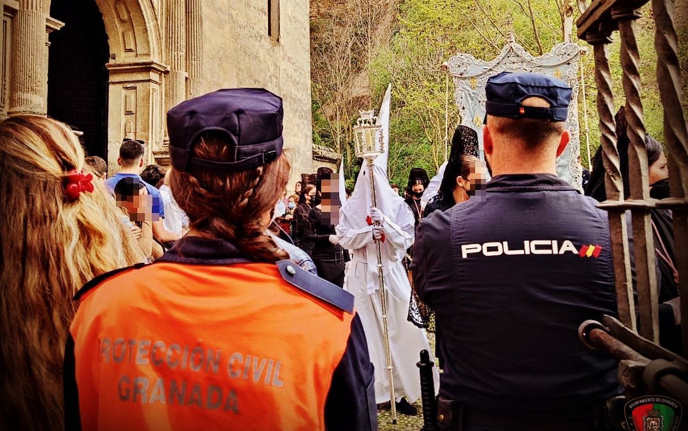 Protección Civil en una de las procesiones de la Semana Santa de Granada. 