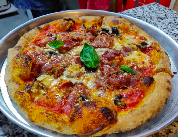 Pizza con carne mechada, champiñones naturales, miel, queso scamorza, mozarella, salsa de tomate y albahaca, de Pizzeta & Co. 