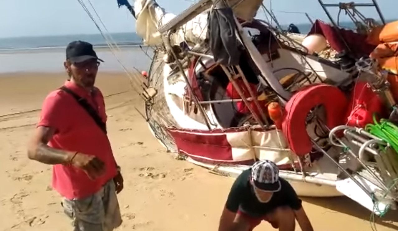Naufragio en una playa donde dos hermanos llevan un mes "tirados" con su barco en Huelva.