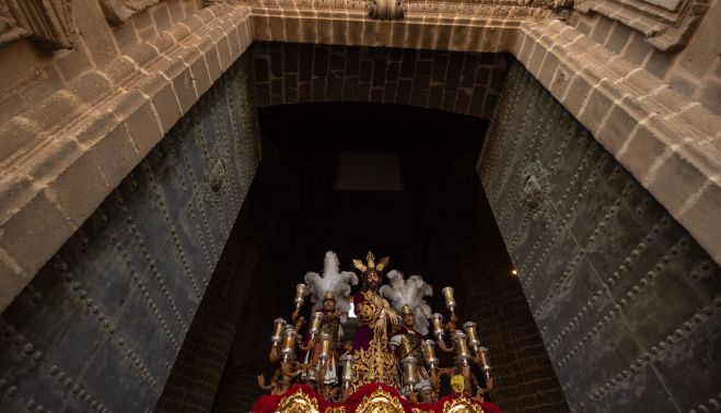 La Paz de Fátima saliendo por la puerta principal de la Catedral, ayer.   MANU GARCÍA