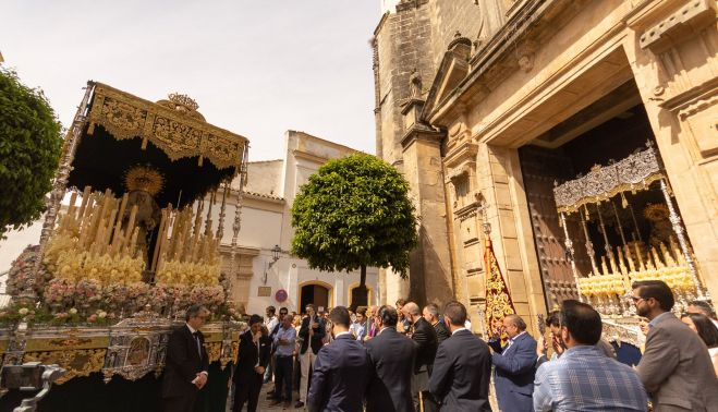 El palio de Salud y Esperanza a la altura de San Marcos, a donde ese asomó el palio de La Paz.    MANU GARCÍA