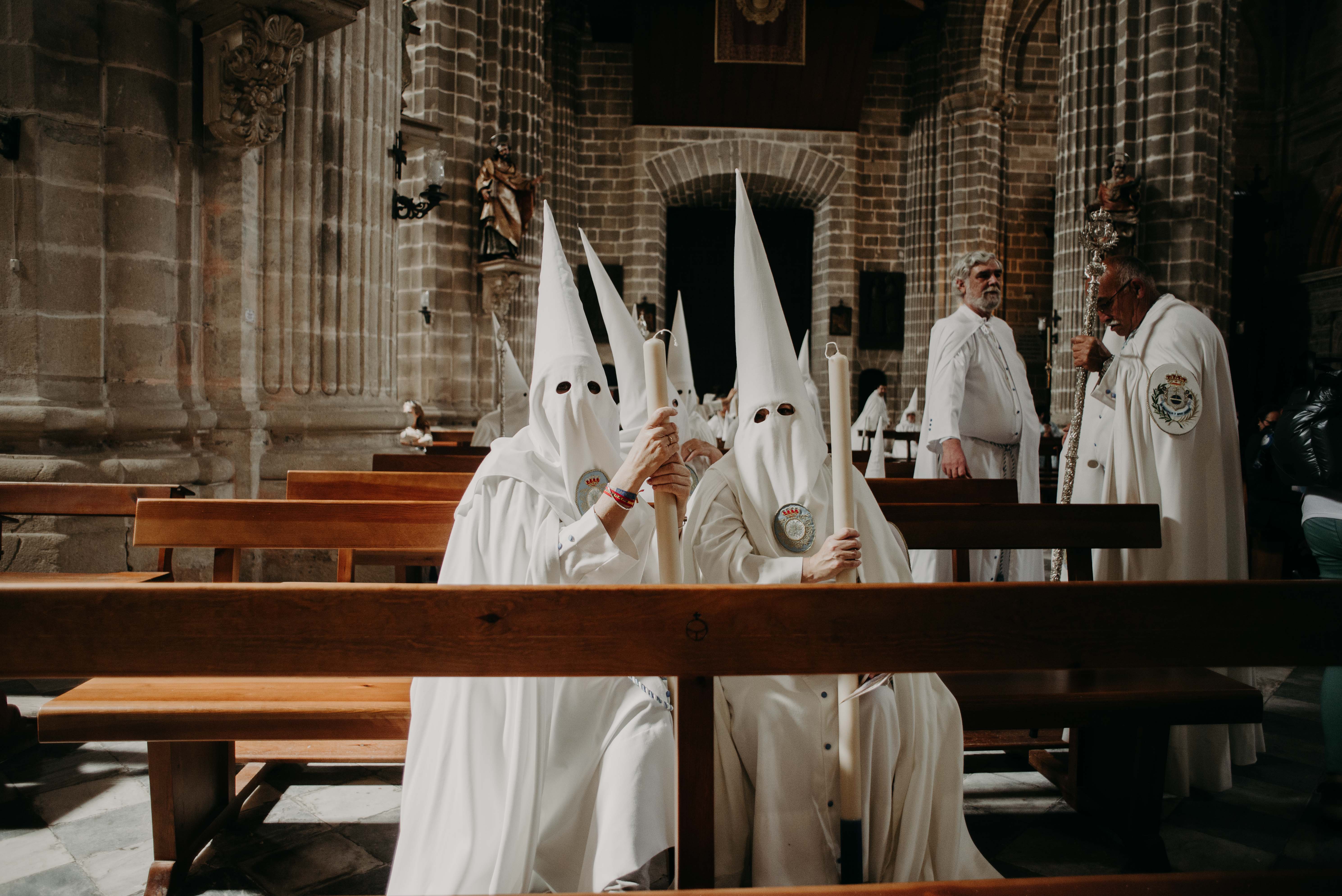 Nazarenos del Resucitado, la que menos hermanos ha puesto en la calle, el pasado Domingo de Resurrección en la Catedral.   CANDELA NÚÑEZ