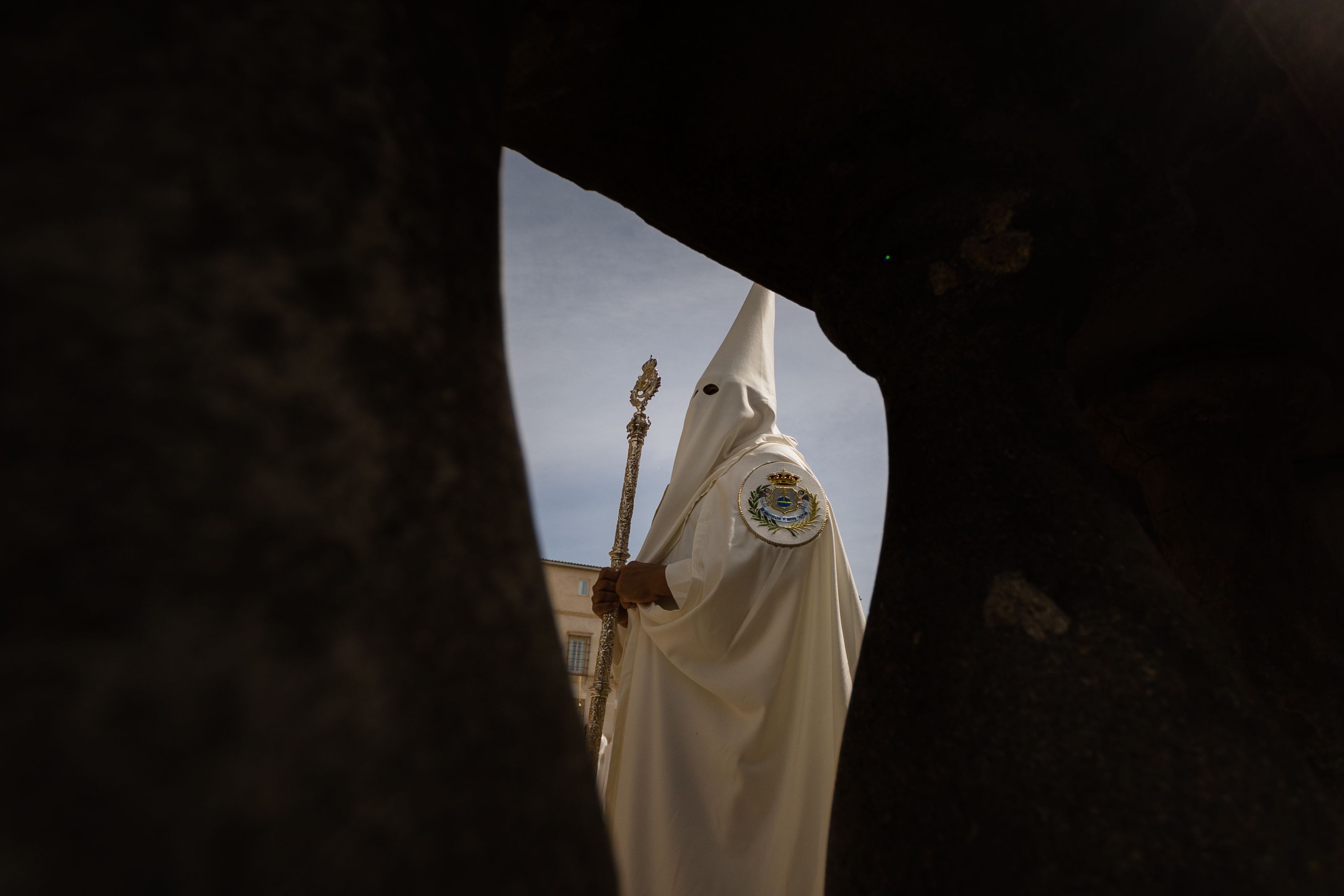 Nazareno de la Hermandad del Resucitado.