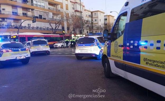 Policía Local y servicios de Emergencias en el lugar del accidente. FOTO: EMERGENCIAS SEVILLA. 