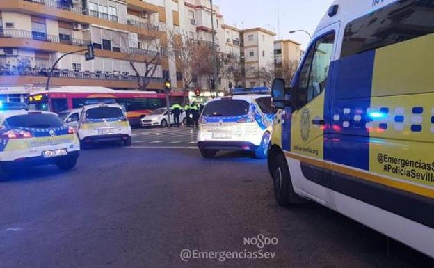 Policía Local y servicios de Emergencias en el lugar del accidente. FOTO: EMERGENCIAS SEVILLA. 